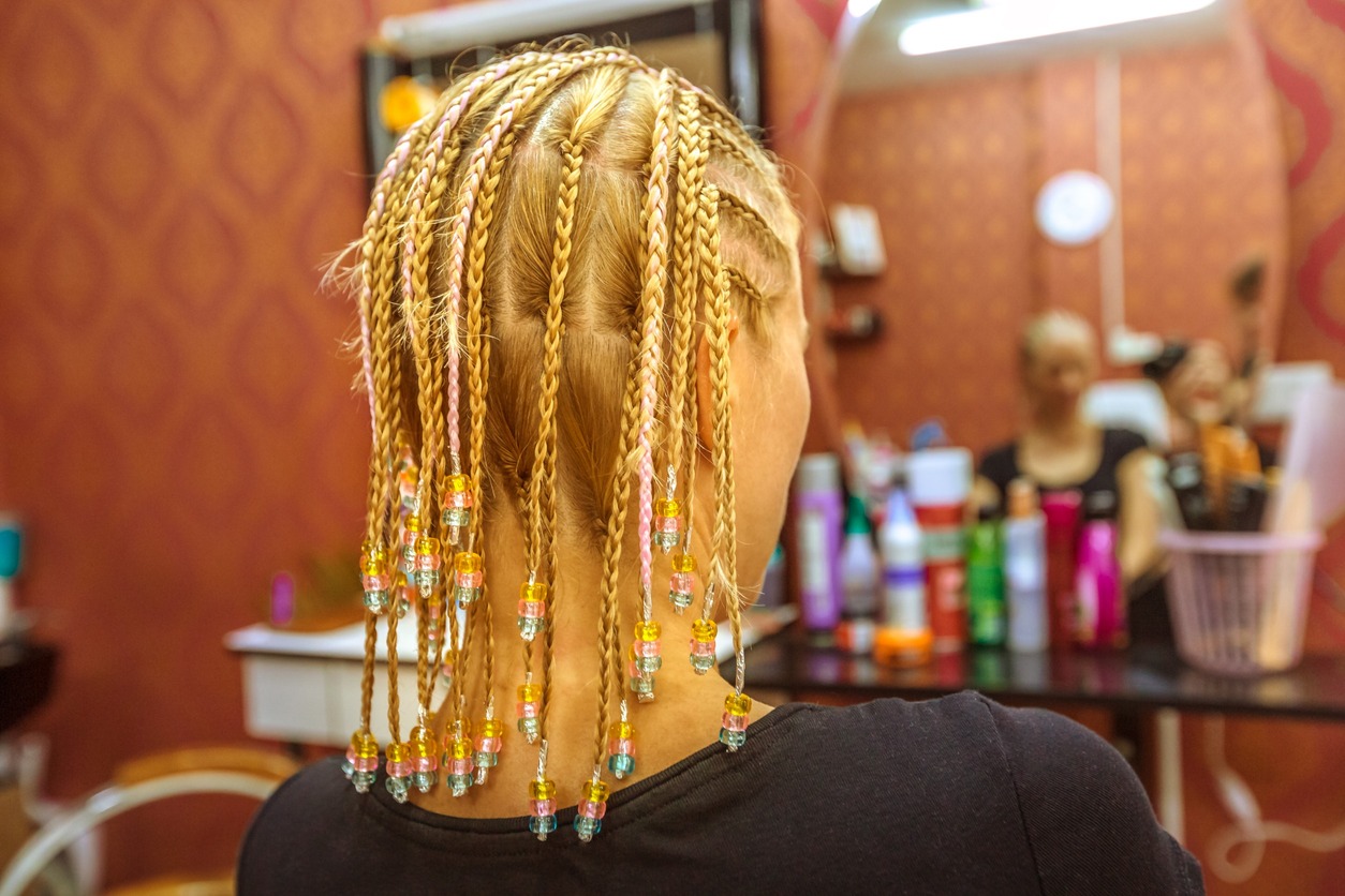 vista de cogote de chica estrenando trenzas